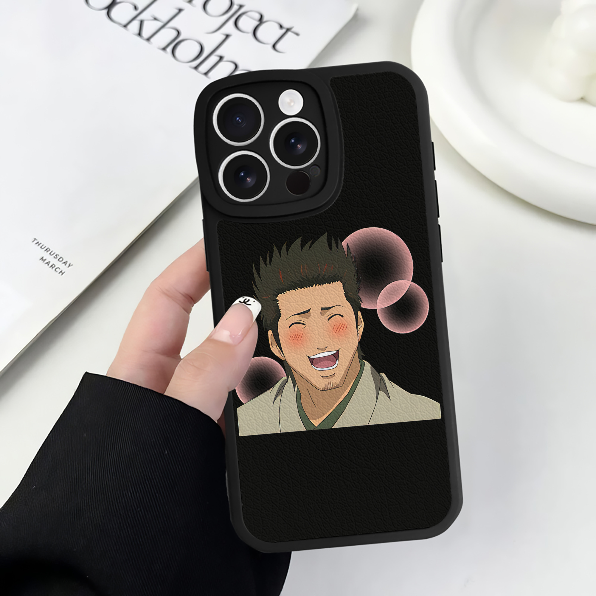 （画像用） ぎんたま 坂田銀時（さかたぎんとき） 神楽 志村新八（しむら しんぱち） GINTAMA Sakata Gintoki Kagura Shimura Shinpachi 【iPhone 16シリーズ対応】シリコンスマホケース（レザー調） 材質：シリコン